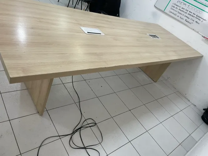 Mesa de Reunião Grande em MDF - R$ 600