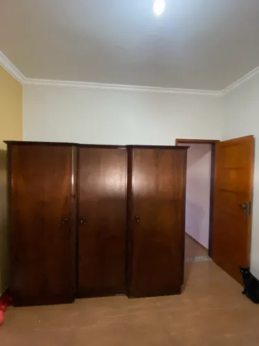 Guarda roupa de madeira, em Santo André.