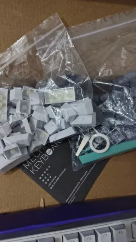 Teclado mecânico gamer K500 94% + 2 kits de keykaps