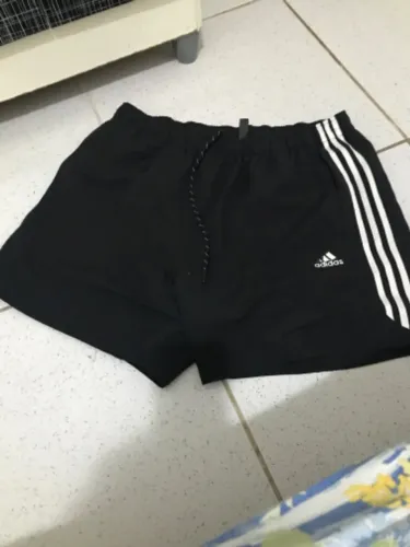 Oportunidade Short Adidas Original Modelo ESS Chelsea  Preto c Listras Brancas Laterais!