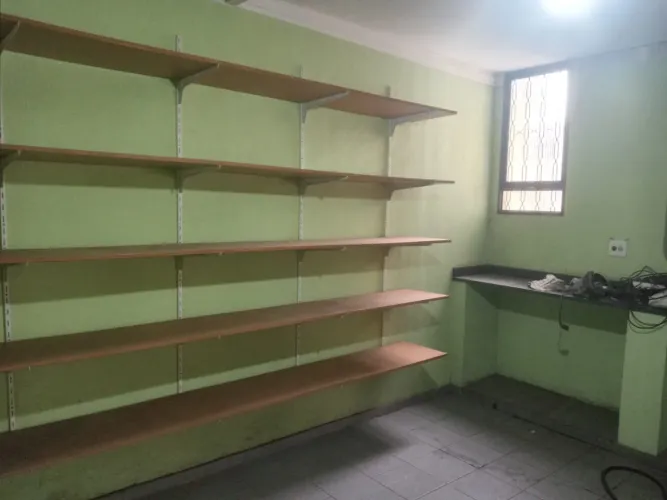 conjunto com 5 prateleiras de madeira com suportes metálicos de fixação