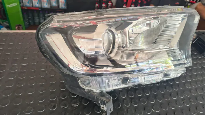 Faróis e lanternas de vários modelos e carro