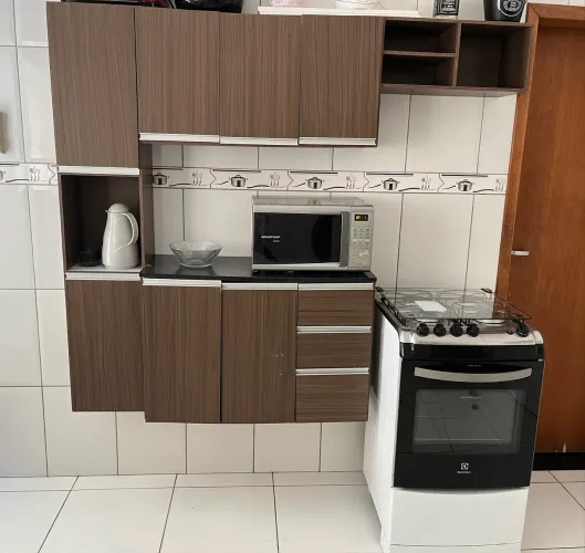 Móveis, armário, fogão e microondas 