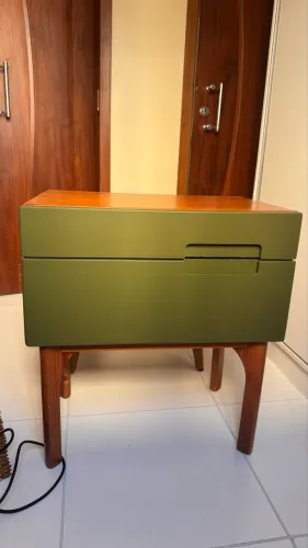 Mesa de cabeceira madeira verde