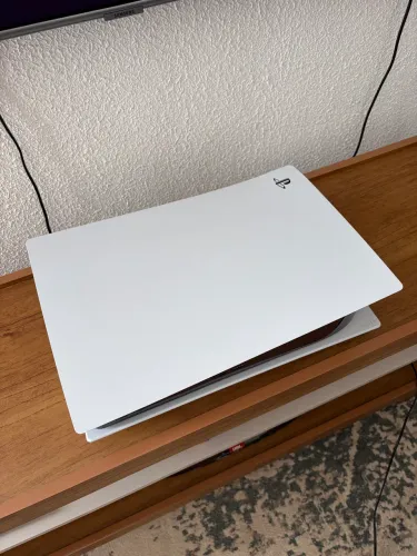 PlayStation 5 - 1TB - Com mídia física - Muito novo
