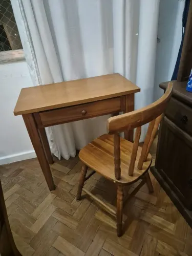 Escrivaninha com cadeira de madeira maciça