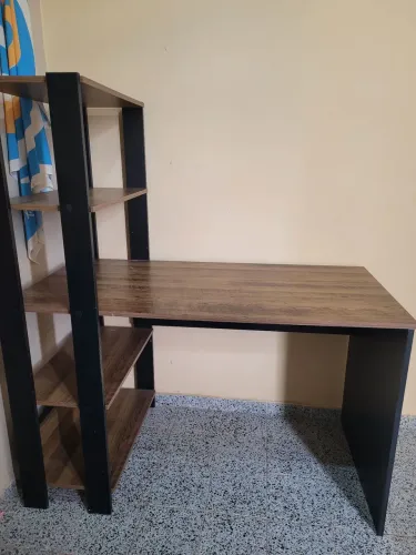 Mesa de escritório com estante - ampla e espaçosa