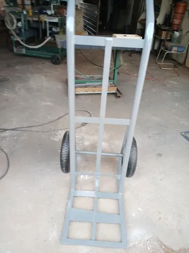 Vendo carrinho de carga tenho disponivel 240kg peneus e câmeras 380reais 