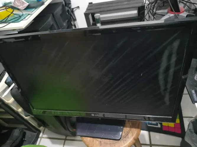 2 monitores tv de 24" e uma tv de 40" Panasonic