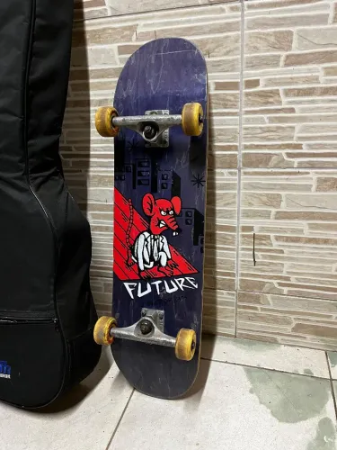 Skate com shape de Maple canadense