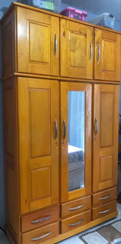 Guarda-roupa de madeira