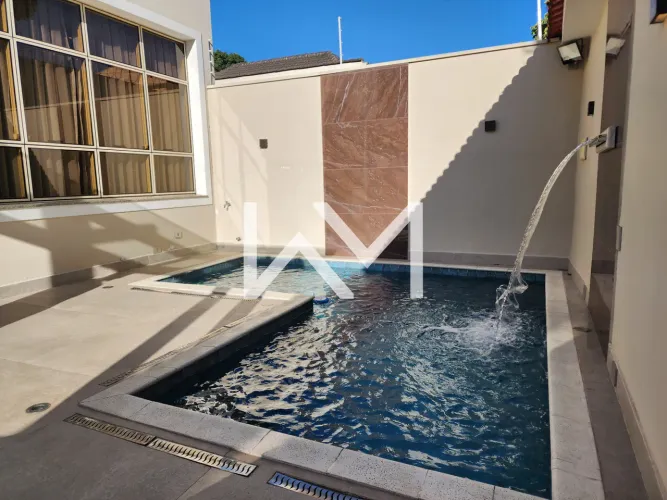 Sobrado de 470m2 com 3 suítes, 8 vagas e piscina aquecida para venda no Jd. Santa Mena em