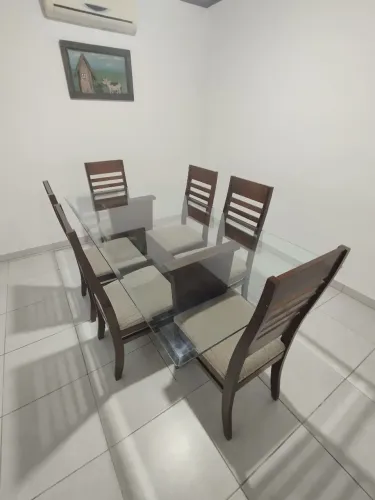Mesa de vidro com 6 cadeiras