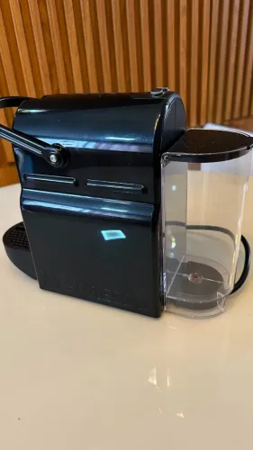Cafeteira Nespresso Inissia Preta - Excelente Estado!