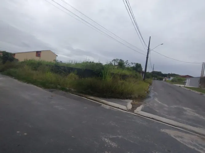 Lote com 256 metros em rua pavimentada, com iluminação pública para venda em Peruíbe