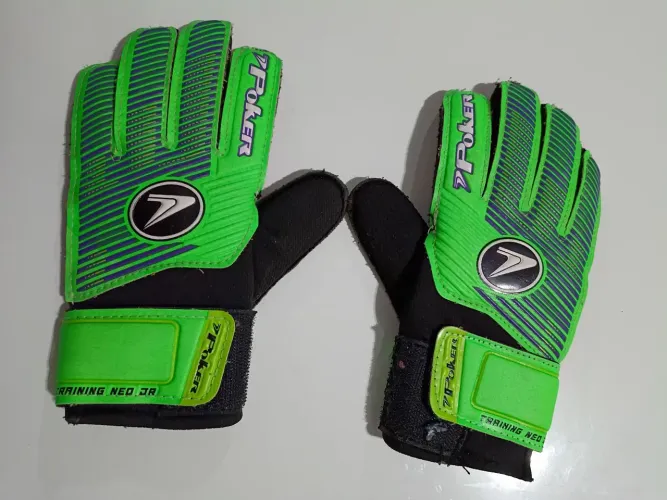 Luva de Goleiro Poker Campo Training Neo Junior Verde e Preto - Infantil tamanho 5