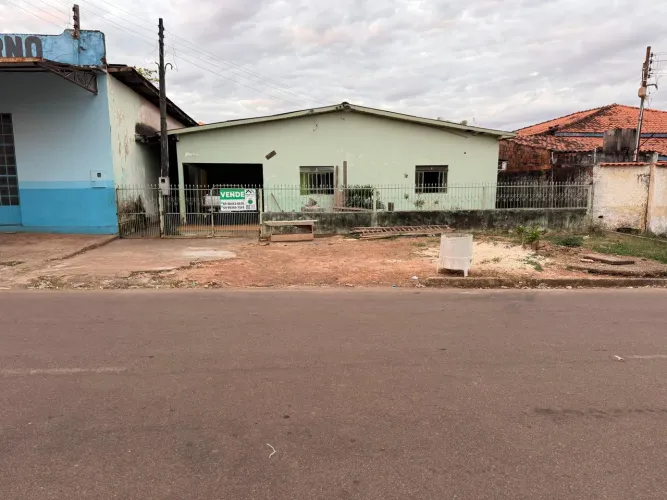 Vende-se uma casa no Centro de Espigão D'Oeste