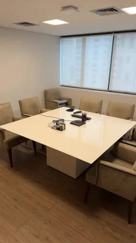 Mesa quadrada branca