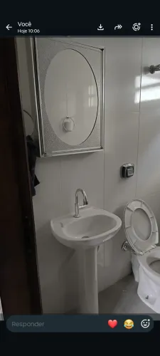 Pias com base e vaso sanitário