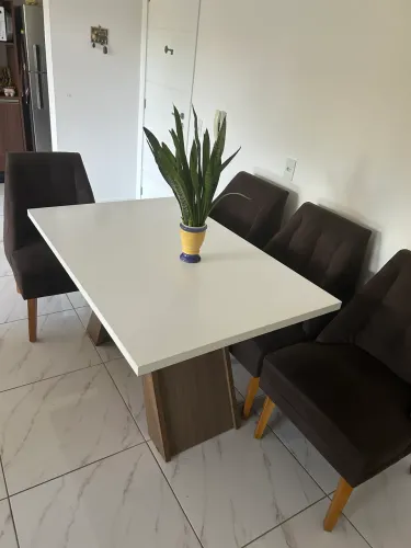 Mesa de jantar com 4 cadeiras