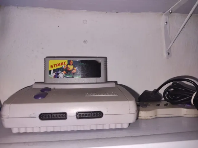 SNES + Controle + Cartucho de brinde (não acompanha cabos)