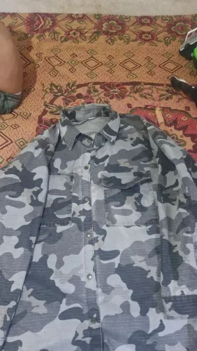 Camisa cinza camuflada