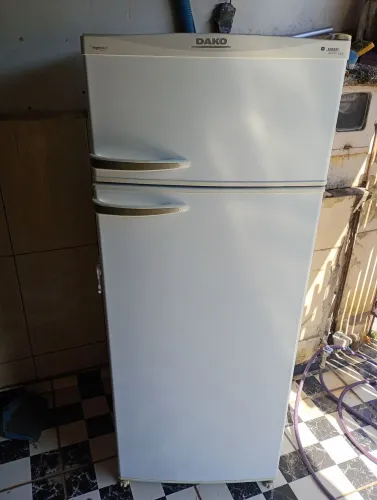 Geladeira Dako 2 portas usada, funcionando perfeitamente com marcas de uso.