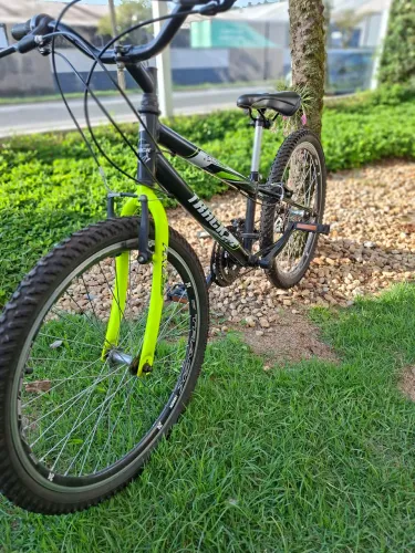 Bicicleta Aro 24 Juvenil Track Axess 21V Preto com Verde Neon V-Brake
