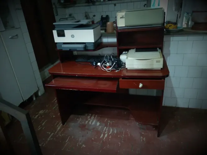 Mesa de computador com tres imprensoras