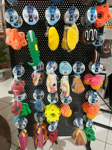 Estante com diversos brinquedos