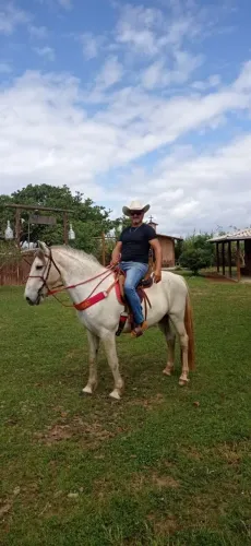 Cavalo de porte bom de caminhada docil bem tranquilo!!