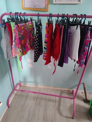 Arara de roupas rosa pink 