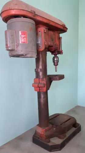 Furadeira de coluna industrial antiga em ferro fundido