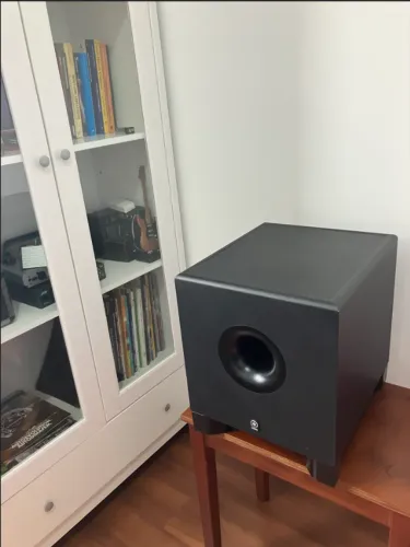 Subwoofer Ativo de Estúdio Yamaha HS10W - Bom Estado