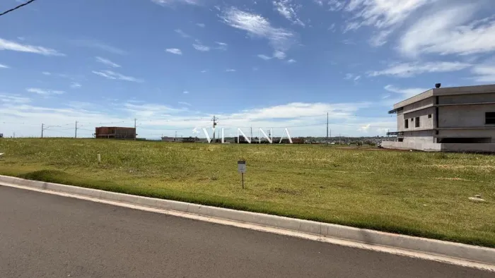 OPORTUNIDADE! Terreno plano no Condomínio Indaia, parte alta com 318 m