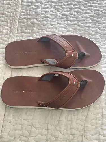 CHINELO DE COURO TOMMY HILFIGER 42 NOVÍSSIMA