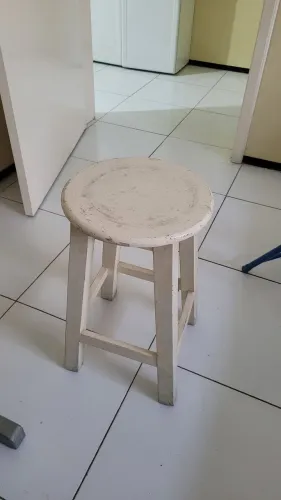 Banco branco de madeira