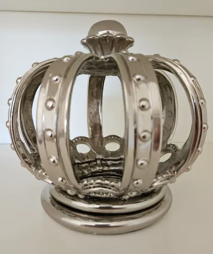 Coroa decorativa em metal 23 x 23 cm