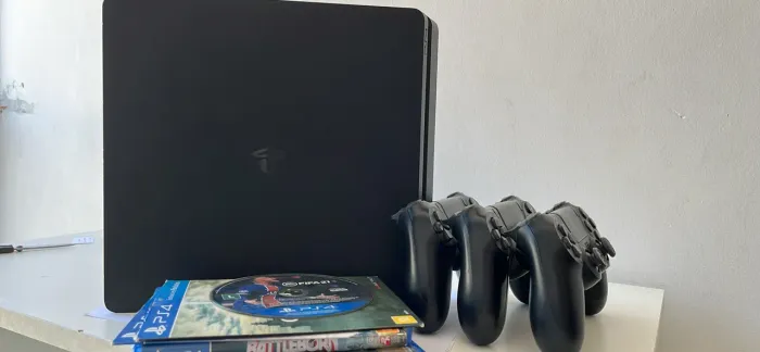 PS4 1TB 3 CONTROLES SEMI NOVO