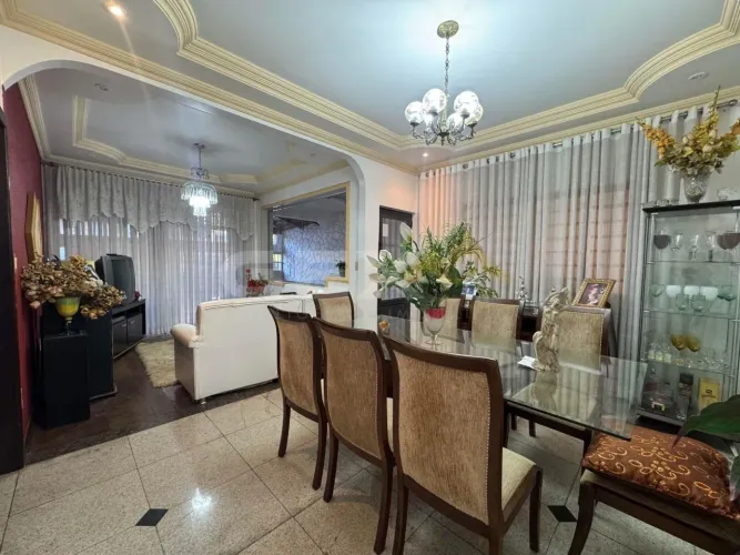 Casa à venda no bairro Alvorada, 3 quartos, 1 suíte e 3 vagas.