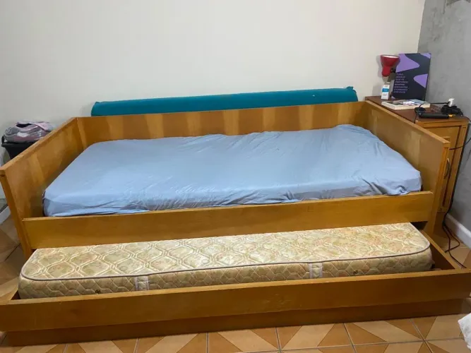Bicama em madeira maciça com colchão e sapateira