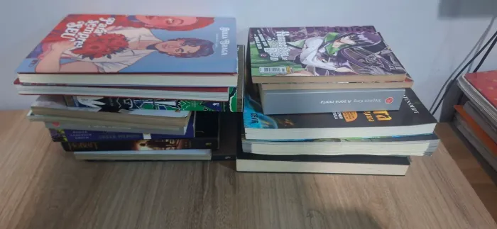Vendo um monte de livros