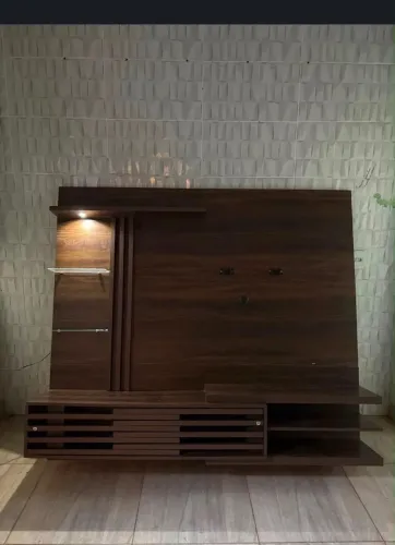 Painel para TV com Rack e Prateleiras - Cor Amadeirada | R$ 700,00
