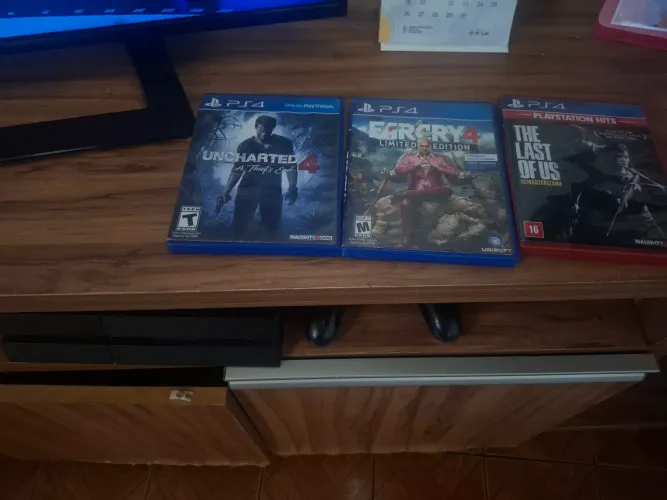 Três jogos PS4