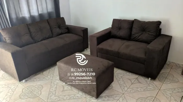 Sofá 2 e 3 pessoas com Puff Suede de qualidade D33 Confortável Direto da Fábrica | Garanti