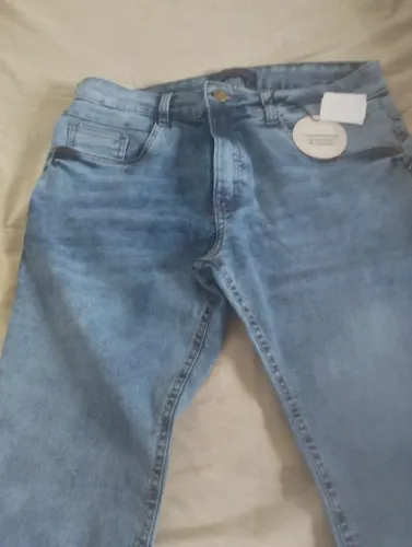 Kit com 3 calças jeans e uma blusa de moletom 