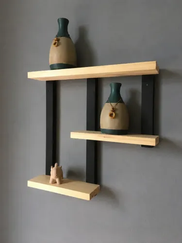Prateleira Decorativa Suspensa em Pinus com Estrutura Preta - Modelo Moderno 40x35cm