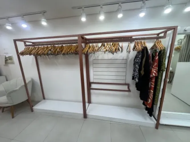 Arara de loja feminina