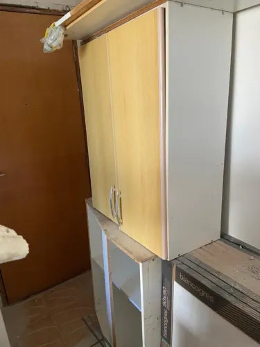Colchão solteiro e armários de cozinha, para doação urgente.