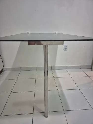 Mesa de vidro com inox